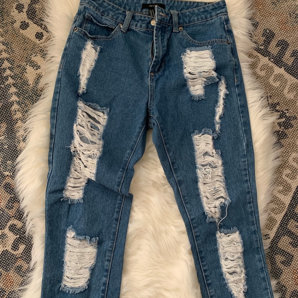 🍒Forever 21 distressed jeans